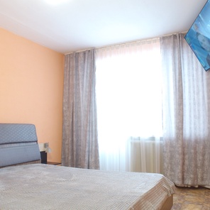 2-ком. Двуспальная + четыре односпальные кровати.